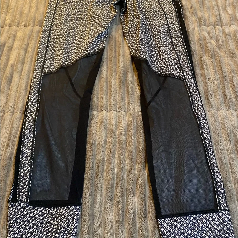 Lululemon Hit It Tight Athletic Women’s Black White Mesh Detail Sexy Pattern 2
